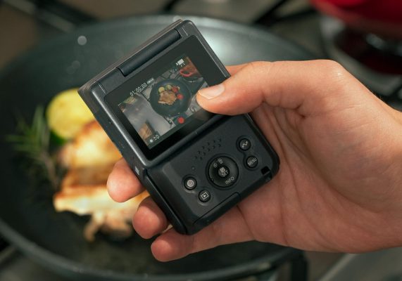 Canon PowerShot V10 được trang bị ống kính góc rộng 19mm cố định với góc nhìn 97,5°