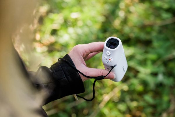 Hệ thống chống rung quang học trên ZOOM Digital Monocular giúp hình ảnh sắc nét và quay video ổn định hơn