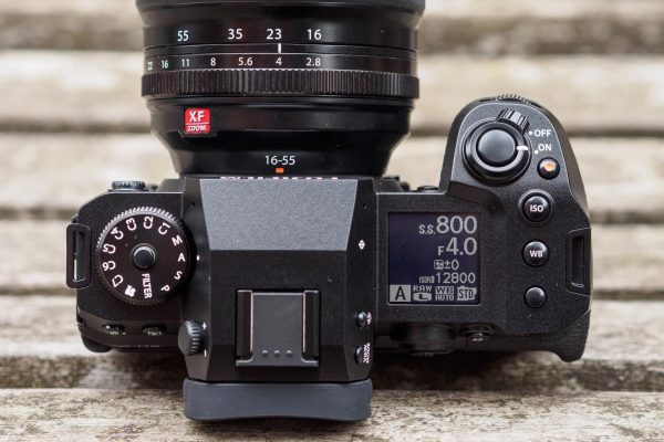 X-H2 cũng sẽ có một màn hình LCD đơn sắc với kích thước 1,28 inch ở mặt trên để hiển thị các cài đặt của máy ảnh