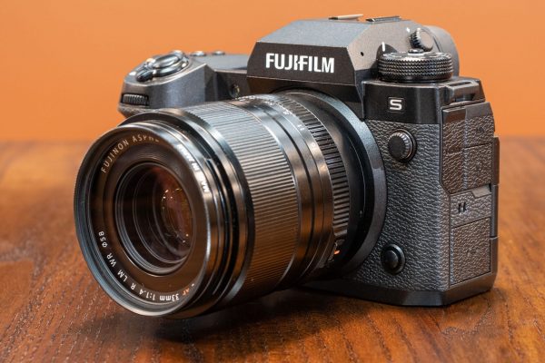 fujifilm-x-h2s-13-600x400-1 Hệ thống chống rung 5 trục được tích hợp bên trong X-H2S sẽ giúp giảm thiểu hiện tượng rung máy lên đến 7stop