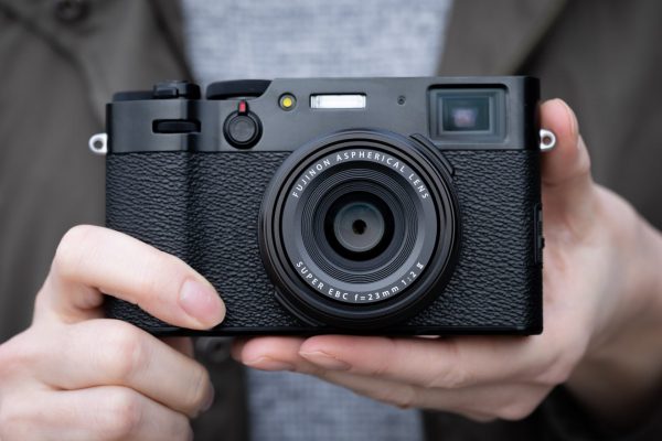 fujifilm-x100v-15-600x400-1 X100V cũng bao gồm hệ thống lấy nét tự động theo pha được nâng cao, có 425 điểm lấy nét