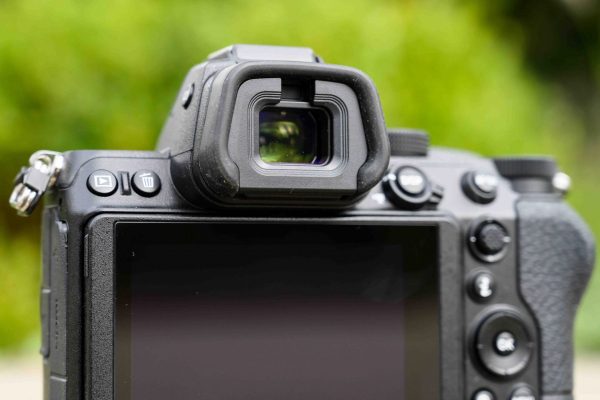 nikon-z5-14-600x400-1 Kính ngắm điện tử trên Nikon Z5 có độ phân giải 3,69 triệu điểm