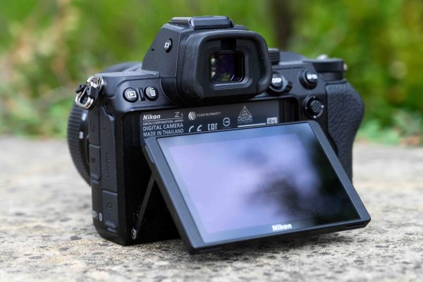 nikon-z5-15-600x400-1 Z5 được trang bị màn hình LCD có kích thước lớn lên tới 3,2 inch cùng độ phân giải 1,04 triệu điểm