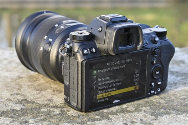 Z7 II sở hữu một màn hình LCD có kích thước lớn lên tới 3,2 inch và có độ phân giải 2,1 triệu điểm ảnh