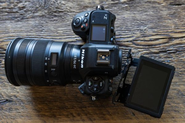 Nikon Z8 được tích hợp màn hình LCD cảm ứng nghiêng 4 trục với kích thước 3,2 inch