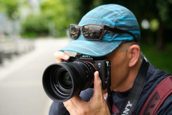 sony-a7r-iv-4-600x400-1 Máy ảnh Sony A7R IV tích hợp hệ thống lấy nét lai Fast Hybrid AF có 567 điểm nhận diện theo pha có độ phủ chiếm 74% khung hình