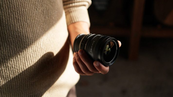 Ống kính hỗ trợ chống rung quang học Dynamic/Active Mode với các máy ảnh tương thích