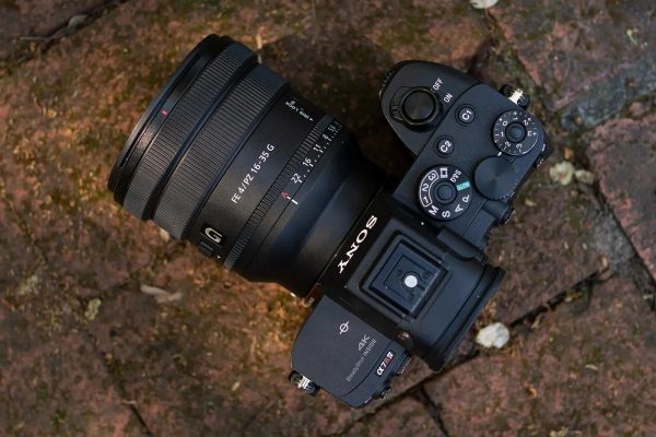 Sony FE PZ 16-35mm f/4 G có thiết kế di động và trực quan