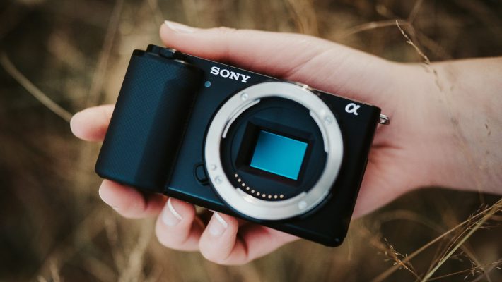 sony-zv-e10-3-710x400-1 Sony ZV-E10 sở hữu thiết kế nhỏ gọn dễ sử dụng